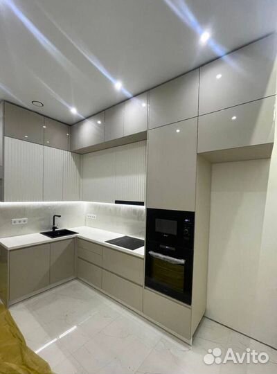 Кухня на заказ Бастони. Компактная угловая кухня