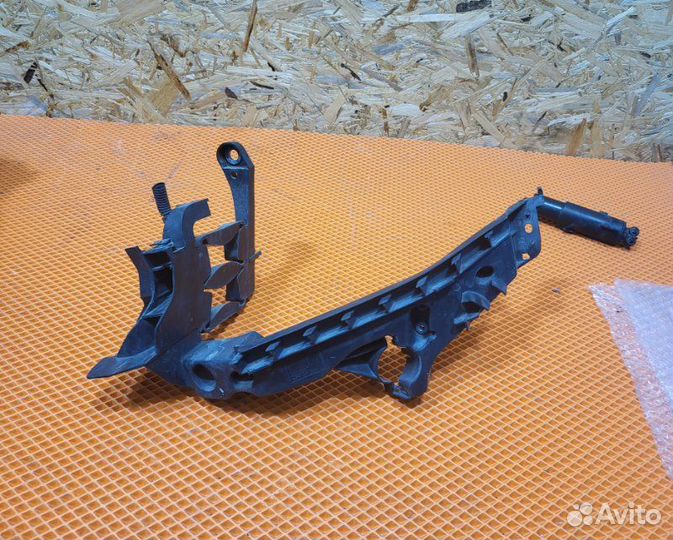 Кронштейн правый Audi A4 Iv B8 cdnk 2010