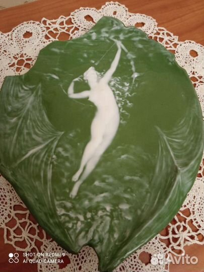 Фарфоровая плакетка старинная с утратами