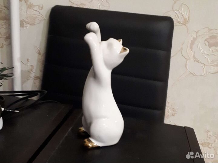 Фарфоровая фигурка кошка