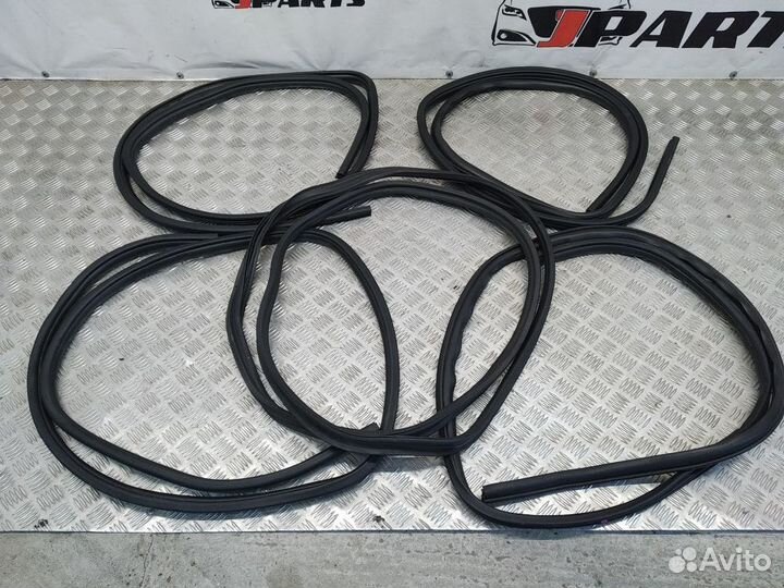 Уплотнитель дверного проёма Mitsubishi Outlander X