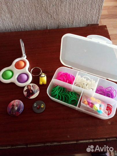 Куклы, всякая мелочь, и посудка и сумочка