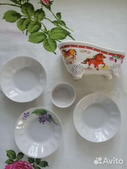 Фарфоровые розетки, солонка, подставка