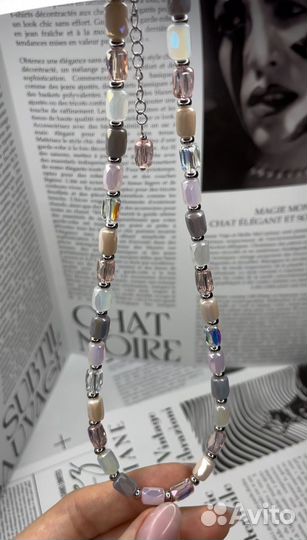 Колье из сверкающих бусин