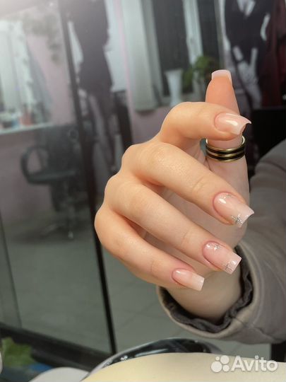 Модель на маникюр