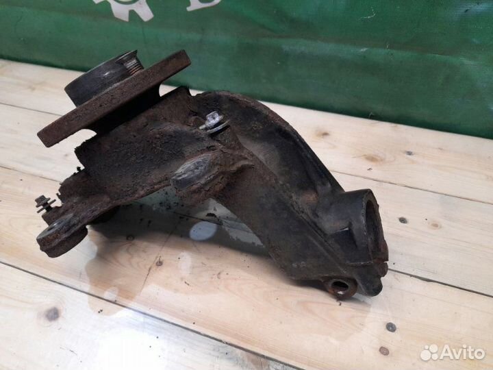 Кулак поворотный передний правый Volvo S60 2