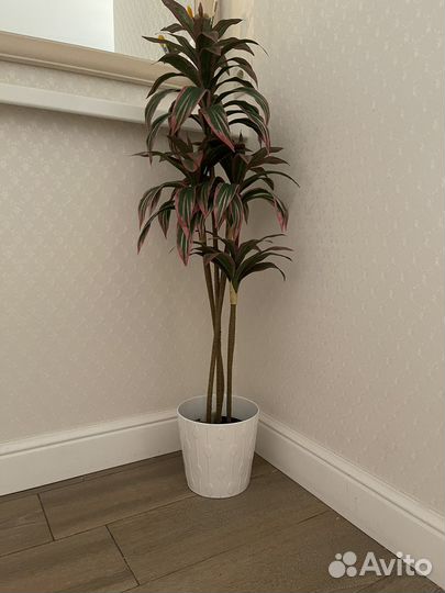 Искусственный цветок с горшком