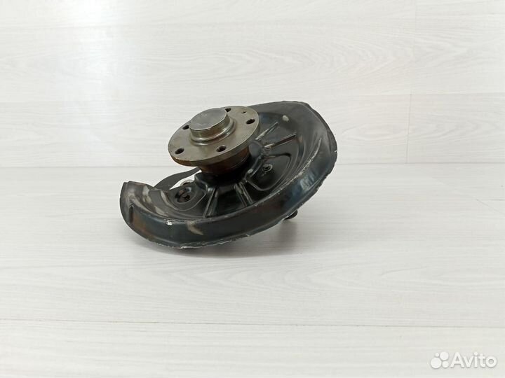 Кулак задний правый Volkswagen Touran