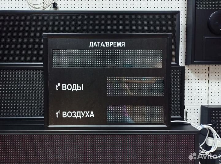 Табло с температурой воды и воздуха, время, дата