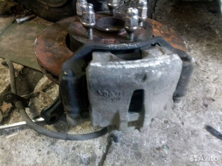 На киа церато 2 Супорт тормозной передний правый