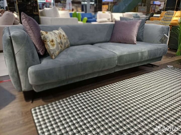 Диван на ножках серый велюр Италия