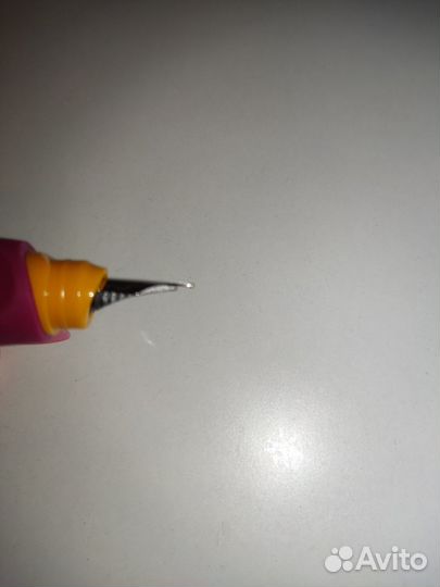 Карандаши, пластилин, ручка перьевая