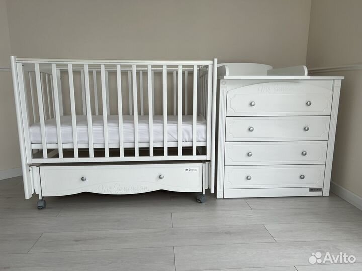 Детская кроватка и комод с пеленальным столиком