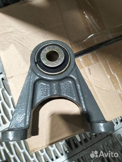 Верхний кронштейн заднего стабилизатора