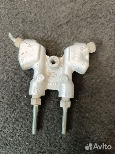 Распределитель тормозных сил Nissan Primera P11