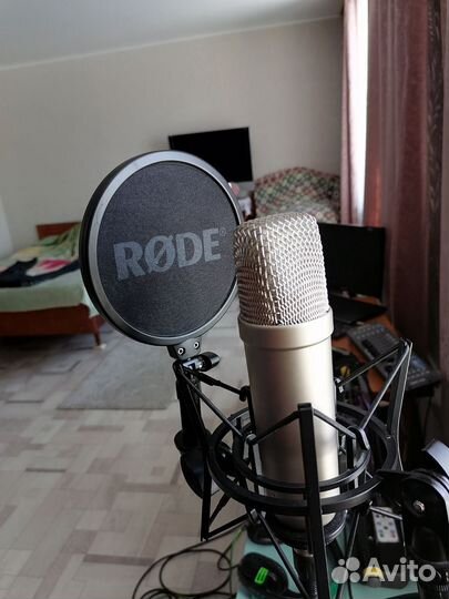 Продам студийный микрофон Rode Nt1 A