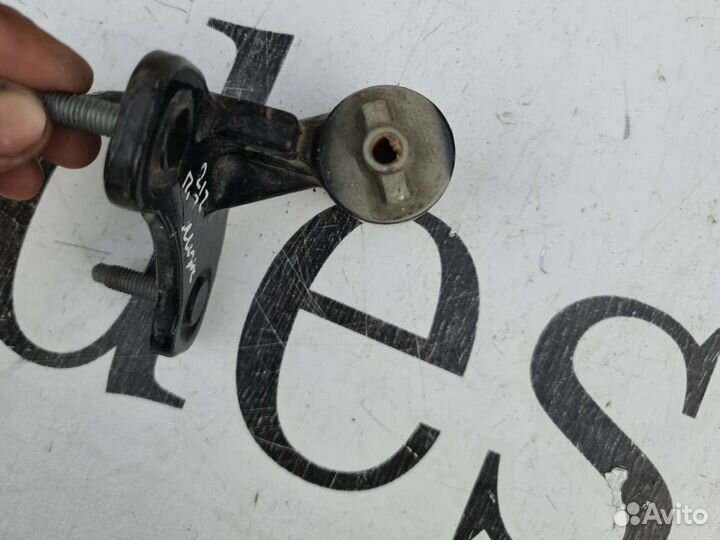 Петля левой двери Mercedes W212