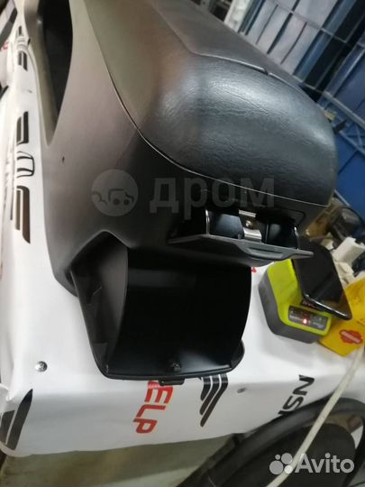 Подлокотник Toyota Kluger V MCU25W 1MZ 2003