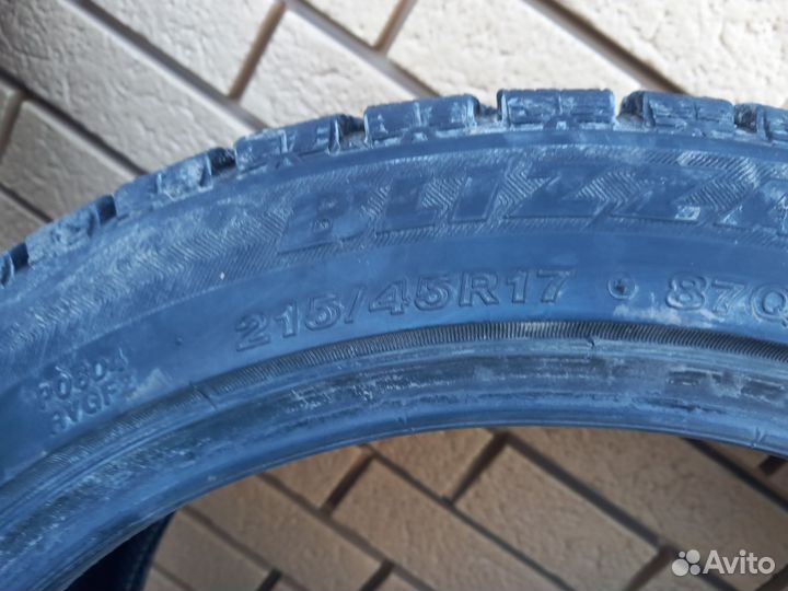 Bridgestone Blizzak Revo GZ 215/45 R17