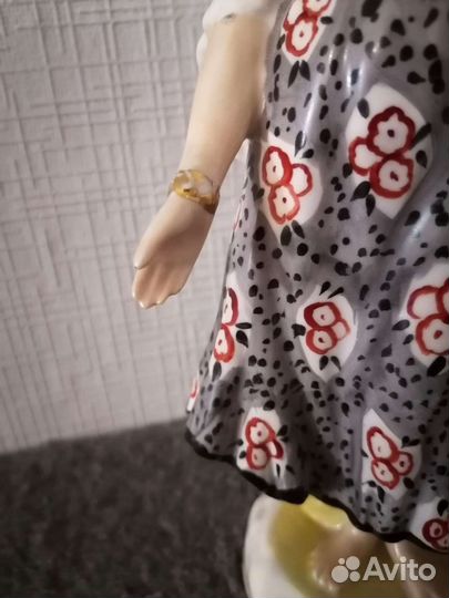 Фарфоровая статуэтка 