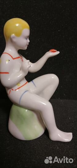 Фарфоровая статуэтка Мальчик с бабочкой