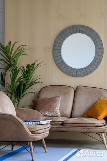 Круглое настенное зеркало с рамой из массива