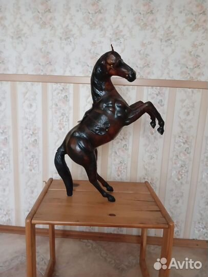 Статуэтка конь