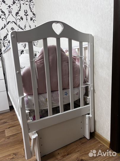 Детская кроватка с маятником