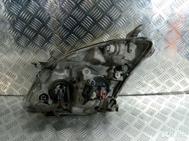 Фара Toyota Corolla Verso (2001-2009)