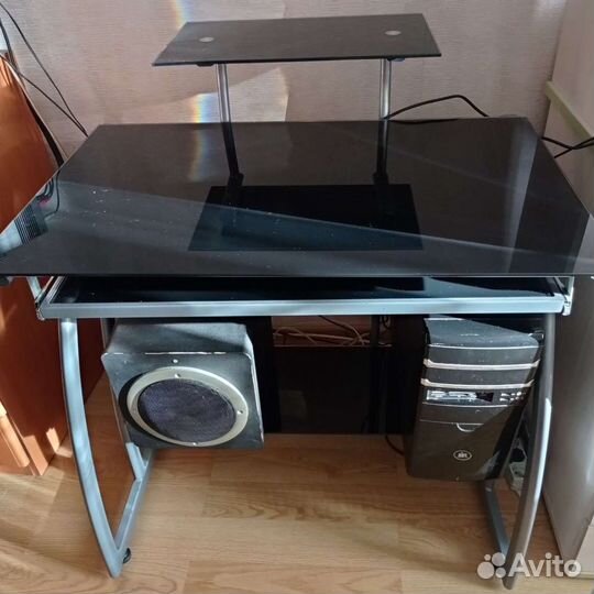 Компьютерный стеклянный стол