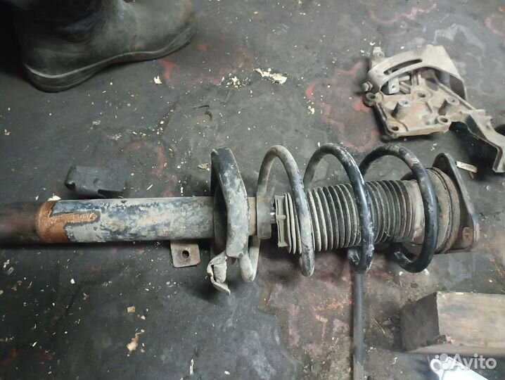 Передняя левая стойка Ford Focus 2 1.6