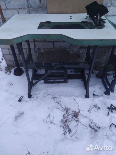 Чугунная станина и столешница от швейной машины