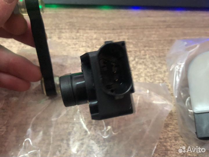 Датчик положения кузова 7L0616571D