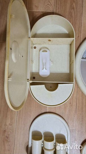 Шкафчики и зеркало для ванной