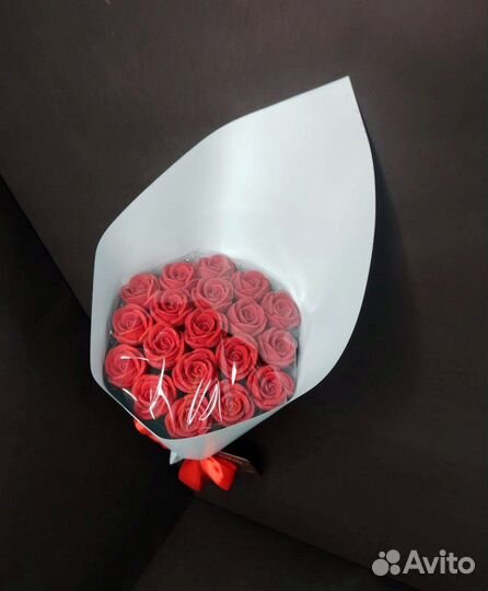 Букет - 19 Красных Роз из Белого Шоколада