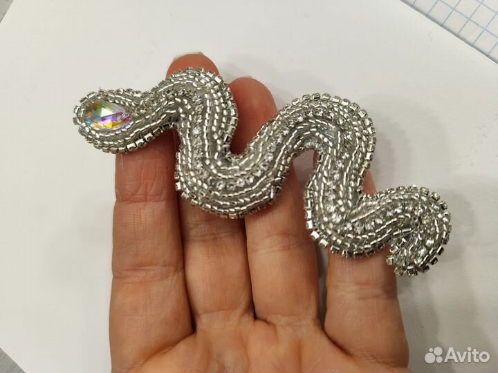 Брошь ручной работы из бисера