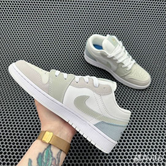 Бежевые кроссовки Nike Air Jordan 1 Low