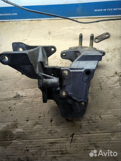 Клап. крышка, кронштейн гура lancer 9 1.6