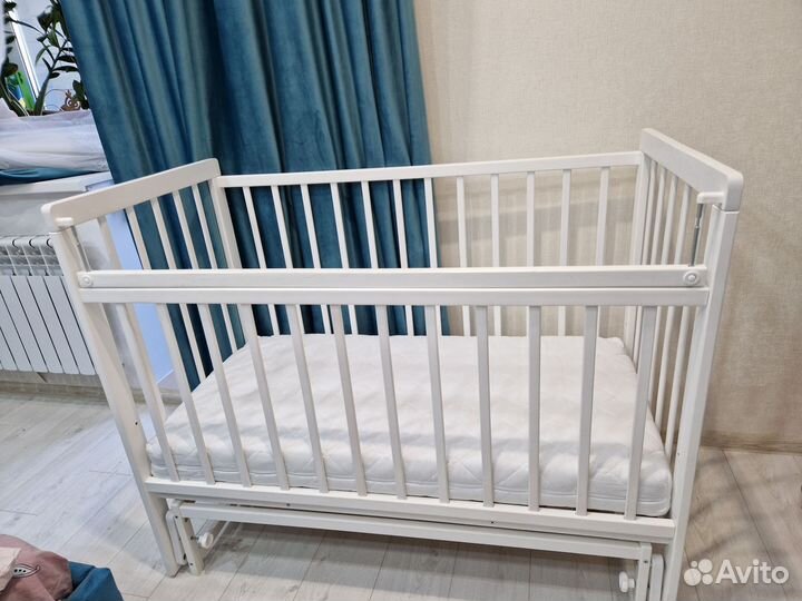 Детская кроватка с маятником