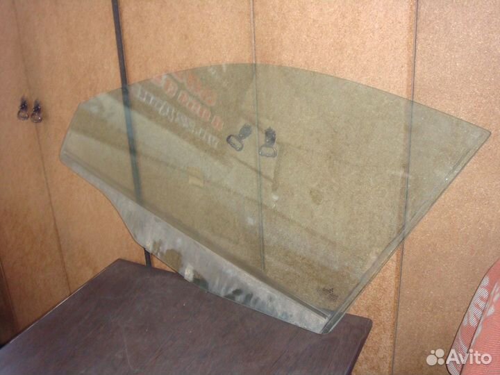 Стекло передней двери Мицубиси Каризма