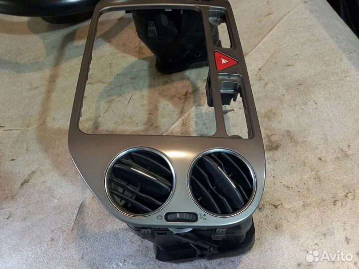 Рамка под магнитолу VW Tiguan 1