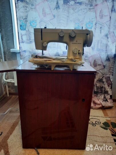 Швейная машина Чайка 142