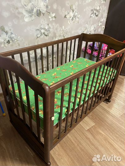 Детская кроватка с маятником