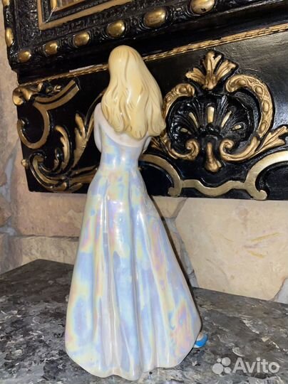 Фарфоровая статуэтка Певица с микрофоном