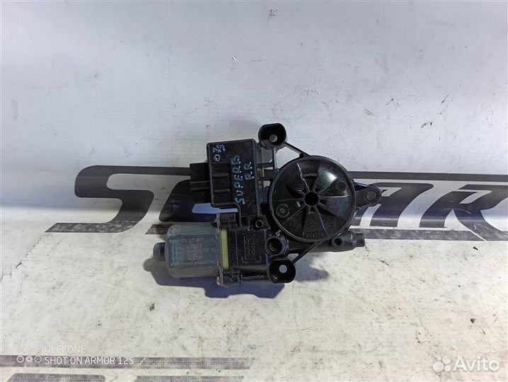 Моторчик стеклоподъемника задний правый Skoda