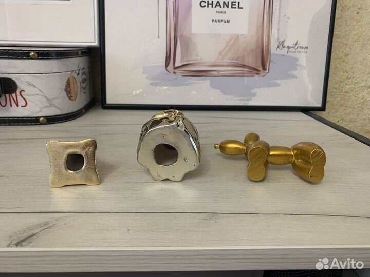 Золотые золотистые статуэтки