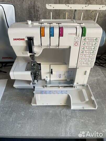 Распошивальная плоскошовная машина Janome