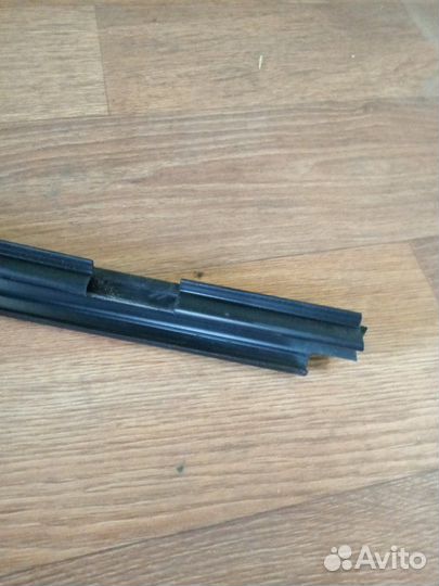 Молдинг стекла внутренний передний левый