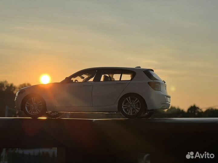 Модель автомобиля 1:18 BMW 1 f20 белая