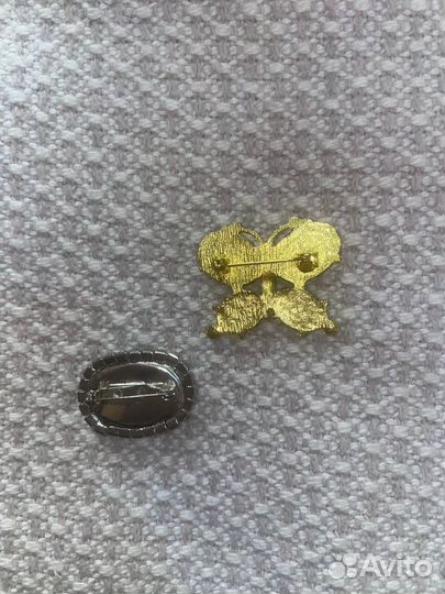 Две брошки